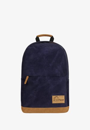 Marineblauer Rucksack mit braunem Wildlederboden, Griff und Reißverschluss-Zug, mit einem rechteckigen O'Neill-Logo-Patch auf der Vorderfach.