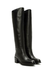Czarne skórzane kozaki do kolan z teksturowanym wykończeniem, okrągłym noskiem i blokowym obcasem. Prosty design bez widocznych ozdób.