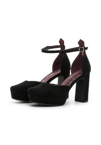 Tacones de ante negro con plataforma, un tacón cuadrado grueso, tira al tobillo y un diseño de corte profundo; cuenta con una superficie texturizada y un color interior en contraste.