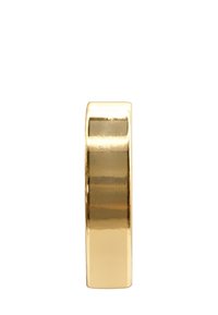Goldring mit flacher Oberfläche und glatter Ausführung. Abgerundete Kanten und ein geometrisches Design schaffen eine moderne Ästhetik.