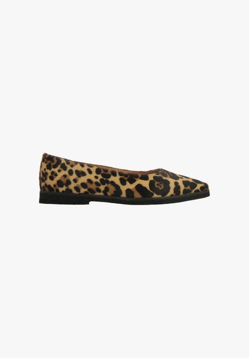 Ballerine en imprimé léopard en textile avec un bout pointu et une semelle en caoutchouc noir basse. Présente une surface douce et texturée.