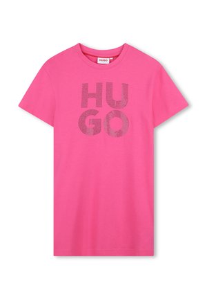 Roze katoenen T-shirt met een groot "HUGO"-ontwerp in het grijs met een stippenpatroon, ronde halslijn en korte mouwen.