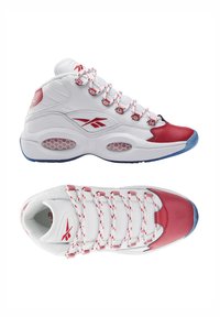 Weiße Sportschuhe mit roten Akzenten, ausgestattet mit einem hohen Schaft, einem perforierten Mesh, einer Gummisohle und mehrfarbigen Schnürsenkeln für zusätzliche Details.