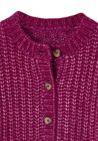 Strickjacke in Dunkel-Magenta mit einem strukturierten Rippmuster. Verfügt über einen Rundhalsausschnitt und vier braune Knöpfe entlang der Vorderseite.