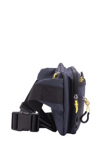 Borsa a vita blu scuro con tiranti gialli, materiale in nylon, tracolla regolabile e forma piatta. Presenta un compartimento principale con zip.