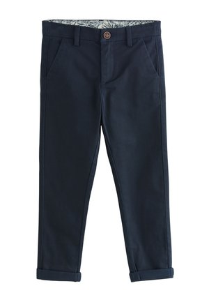 Pantalon en coton bleu marine avec devant plat, poches latérales et ourlets retroussés. Comprend une ceinture intérieure à motif et une fermeture à bouton.