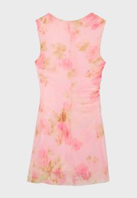Robe rose sans manches avec un motif floral doux beige et rose foncé, taille cintrée et légère évasement à l'ourlet.