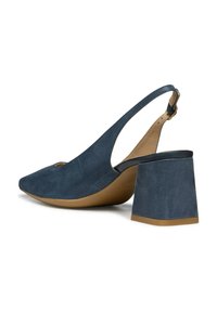 Escarpin à Bride en suède bleu marine, avec un bout pointu et un large talon carré. Intérieur lisse avec un détail de boucle en métal doré.