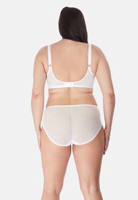 Witte bh- en slipset gemaakt van zacht, doorzichtig materiaal, met verstelbare banden en een haak-en-oog sluiting aan de achterkant. Eenvoudig ontwerp en naadloze stijl.
