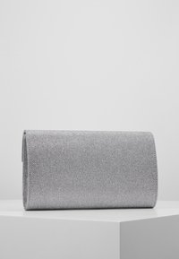 Sølvvævet clutchtaske med en glat overflade og struktureret, rektangulær form; har et fold-over design uden synligt hardware.