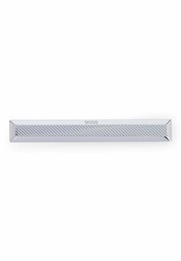 Silberner Metall-Krawattenclip mit einer eleganten rechteckigen Form. Verfügt über ein strukturiertes diagonales Muster und einen eingravierten Markennamen entlang einer Kante.