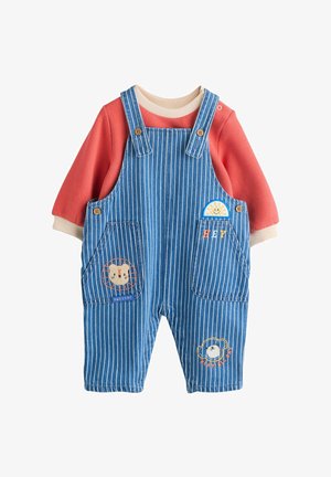 Blauwe gestreepte denim overall met een rode lange mouwen shirt, voorzien van geborduurde dierenontwerpen, knopen en zakken met speelse accenten.