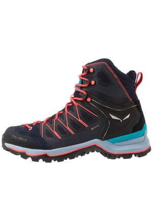 Schwarzer und dunkelblauer Wanderstiefel mit korallenfarbenen Schnürsenkeln, türkis- und grauen Sohlenakzenten, hoher Knöchelstütze und robustem Profil für den Außeneinsatz.
