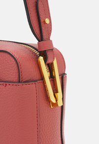 Coccinelle LIYA SIGNATURE - Skuldertasker - pot