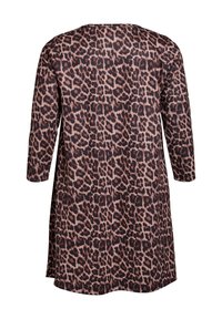 Abito stampa leopardata. Presenta una vestibilità ampia, scollatura rotonda, maniche a tre quarti e un tessuto testurizzato con tonalità di marrone e nero.