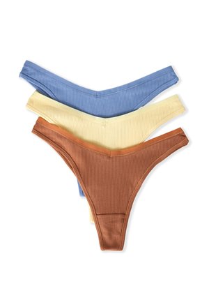 Trois strings en tissu côtelé marron, jaune clair et bleu, empilés et centrés sur un fond blanc.