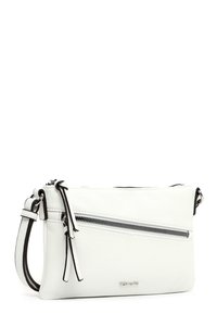 Borsa a tracolla bianca in pelle con finitura texture, dotata di una tasca frontale con zip e dettagli neri sulla tracolla e sulle zip.
