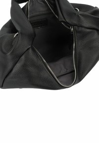 Borsa a mano in pelle nera con finitura texturizzata, dotata di apertura superiore con zip e ampia interior. L'interno è foderato in tessuto scuro.