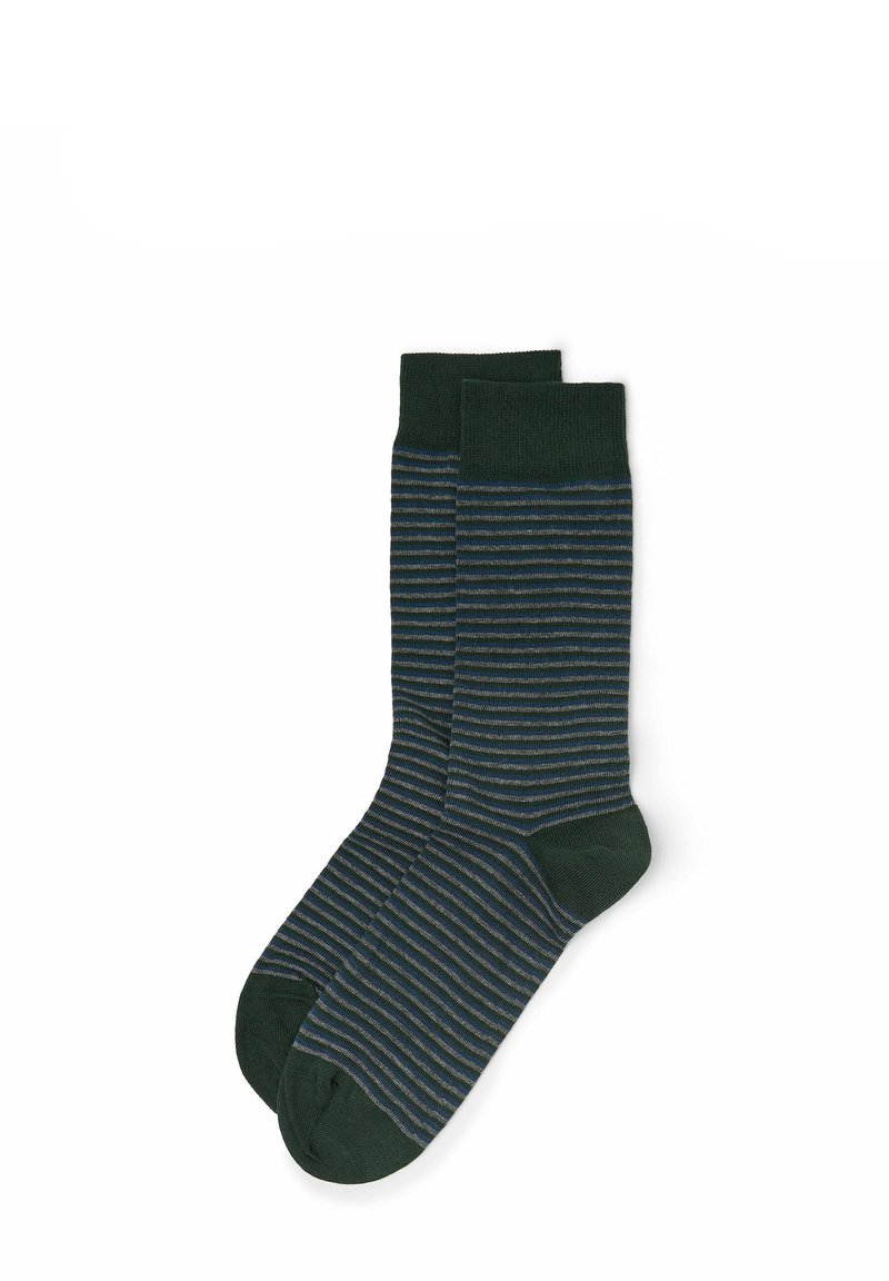 Dunkelgrüne Socken mit horizontalen Streifen in Blautönen und hellgrau. Mit einem einfarbigen grünen Bündchen und weichem Material.