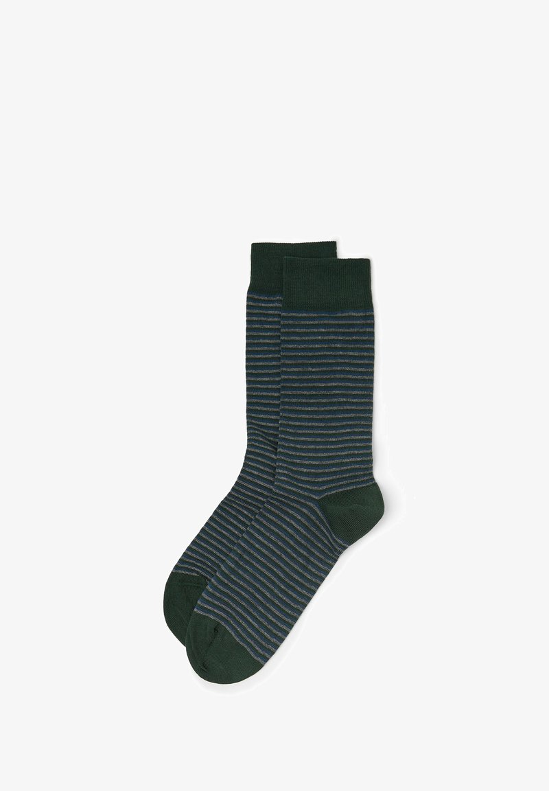 Dunkelgrüne Socken mit horizontalen Streifen in Blautönen und hellgrau. Mit einem einfarbigen grünen Bündchen und weichem Material.