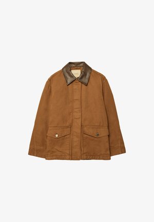 Hnedá bunda s hnedým koženým golierom, s dvoma prednými vreckami, zapínaním na gombíky a priamym strihom. Vyrobená z textúrovaného materiálu.