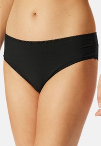 Schwarze Baumwollbikini-Unterhosen mit glatter Textur, Spitzenbesatz am Taillenbund und seitlichen Details. Keine sichtbaren Muster oder Hardware.