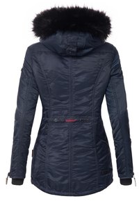 Marineblå isoleret jakke med en faux fur hætte. Har lynlåslommer, elastiske manchetter, og mærkenavnet "NAVAHOO" i rødt på ryggen.