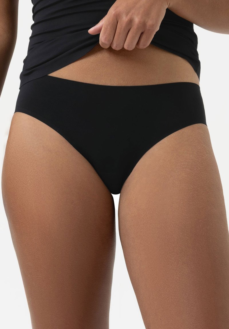 Zwarte bikinionder met een soepele, rekbare stof. Heeft een middenhoog ontwerp en naadloze randen voor comfort. Geen zichtbare patronen of accenten.