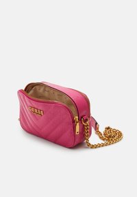 Borsa a tracolla imbottita rosa con hardware dorato, chiusura a zip e tracolla a catena. L'interno presenta una fodera beige con un motivo a logo ripetuto.