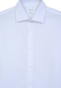 Chemise blanche à coupe régulière en tissu lisse, avec un col classique, six boutons de fermeture et une étiquette au niveau du col. Sans motifs ni accents.