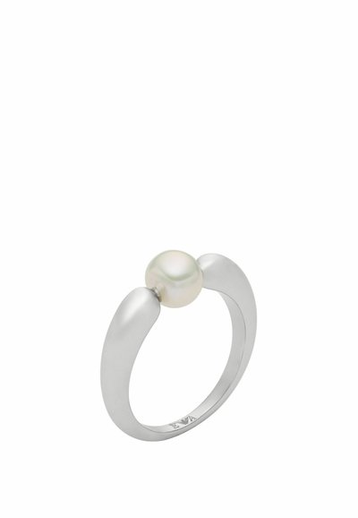 Bague en argent avec un bandeau lisse et arrondi, ornée d'une seule perle crème centrée sur le dessus. Finition polie, design minimaliste.