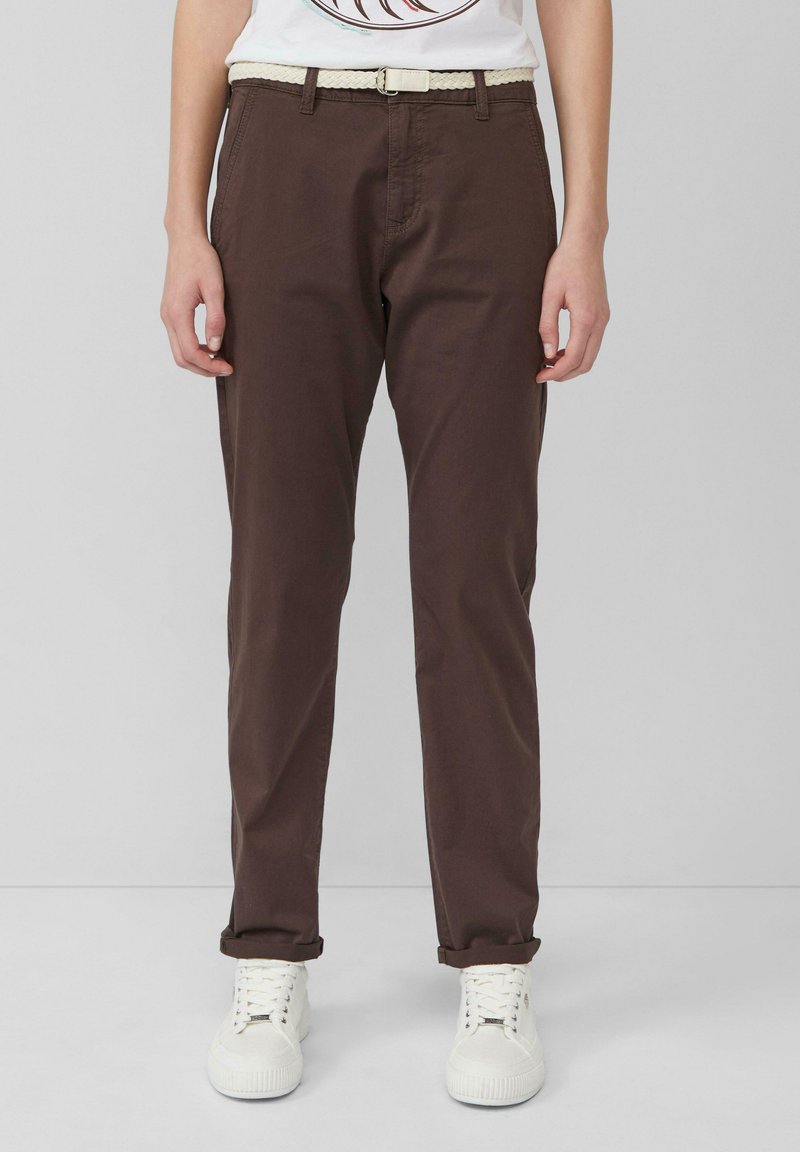 Chinos en coton marron avec une ceinture tissée crème, design à jambes droites et ourlets retroussés, associés à des baskets blanches.