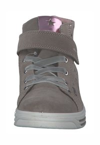 Sneaker mid-top in suede grigio con un accento metallico rosa, motivo a stelle e lacci grigi. Presenta una fascia in Velcro per la chiusura.