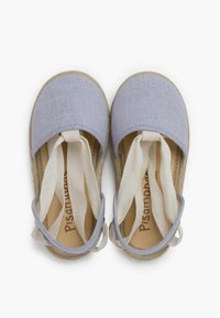 Blauwe canvas schoenen met een lichte textuur, voorzien van witte katoenen banden, een beige binnenzool en een ronde neus. Ontworpen voor comfort en draaggemak.