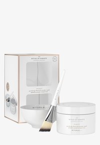 Rituals hudvårdsset innehåller en vit burk med ett silverlock, en vit skål och en platt borste med svartvit borstspets.