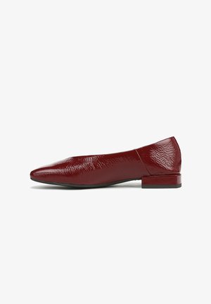 Ballerine en cuir verni rouge, à bout pointu, talon carré bas, finition texturée, éclat subtil et design minimaliste.
