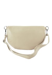 Crèmekleurige leren crossbodytas met een korrelige textuur, ovale vorm, verstelbare band en zilverkleurige hardware-accenten.