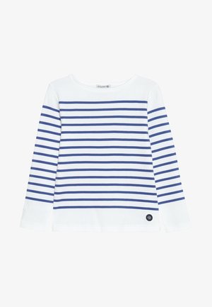 Camiseta blanca de manga larga con rayas horizontales azules, escote barco y un pequeño parche redondo negro con el logo cerca del dobladillo en el lado izquierdo.