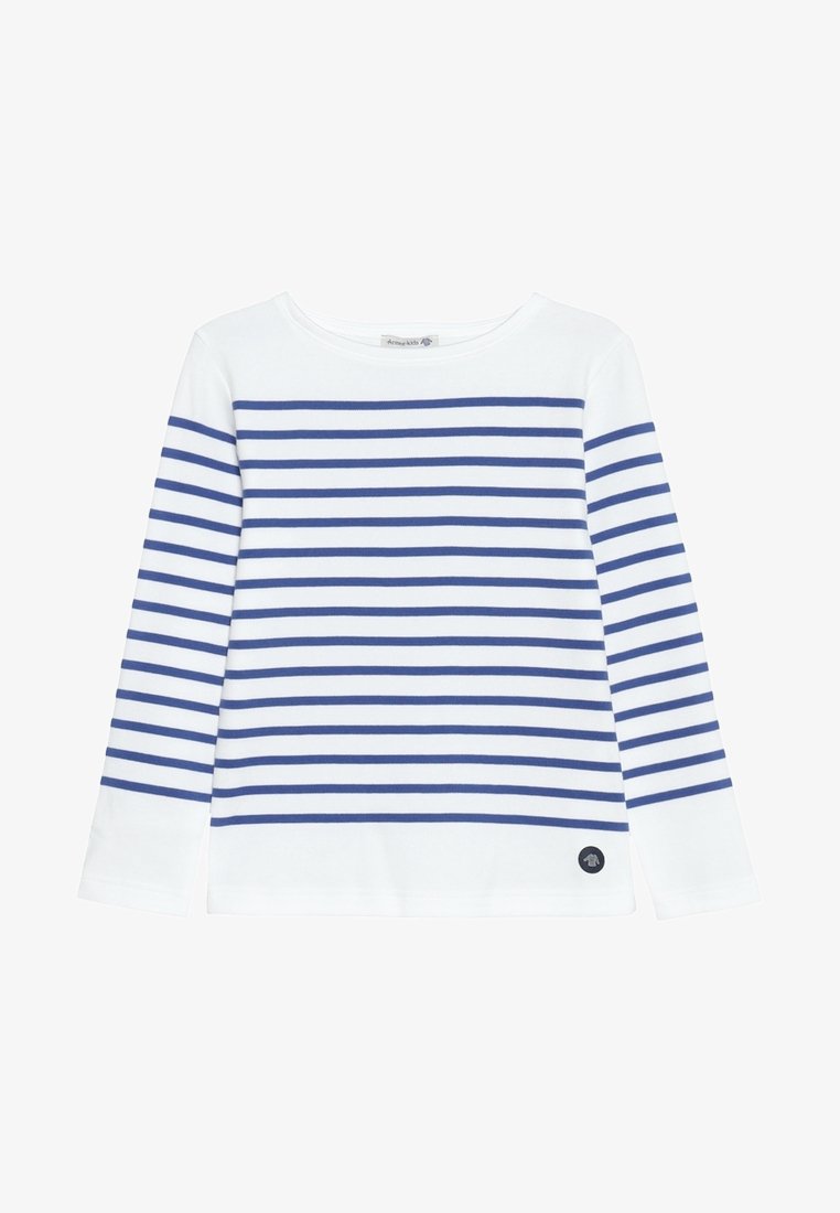 Weißes Langarmshirt mit horizontalen blauen Streifen, Boot-Ausschnitt und einem kleinen runden schwarzen Logo-Patch nahe dem Saum auf der linken Seite.