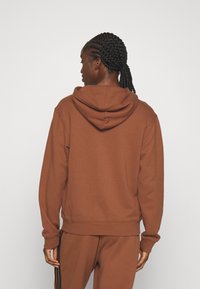 adidas Sportswear ESSENTIALS LINEAR FULL-ZIP - Mikina so zipsom - preloved brown/white