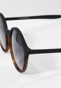 Komono MADISON - Solglasögon - matte black/tortoise