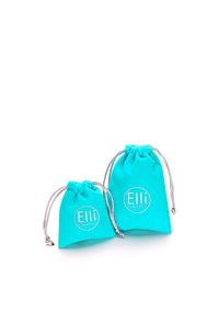 Turkise stofposer, en større og en mindre, med snorelukninger og et sølvlogo, der står "Elli WE ♥ JEWELS."