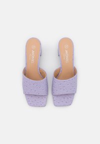 Paire de sandales vegan glissantes de couleur lavande violette avec des larges brides texturées et des bouts carrés, taille 37, vues de dessus sur fond blanc.