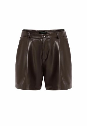 Shorts en similicuir marron avec une ceinture plate, une fermeture à bouton et des plis. Comprend des poches latérales et une texture lisse et brillante.