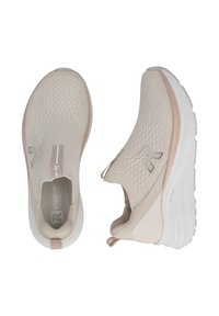 Baskets beige en mesh à enfiler avec semelles en mousse blanche, marquées du logo "R", conçues pour le confort et un soutien léger.