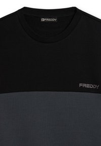 Camiseta de manga corta en negro y gris con cuello redondo; tejido suave; presenta un logo plateado "FREDDY" en el pecho.