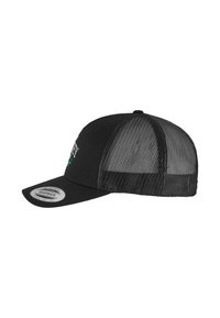 Melnā snapback cepure ar cietu priekšpusi un acu aizmuguri, kas aprīkota ar izliekto malu un baltu izšūtu tekstu priekšā.