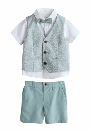 Fehér rövid ujjú ing világoskék virágmintás mellénnyel, illő csokornyakkendővel és egyszínű világoskék rövidnadrággal egy kisgyermek fiú számára.