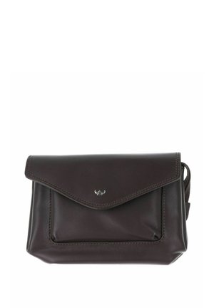 Pochette en cuir noir avec fermeture à rabat et petit emblème argenté centré sur le rabat, présentée sur fond blanc.