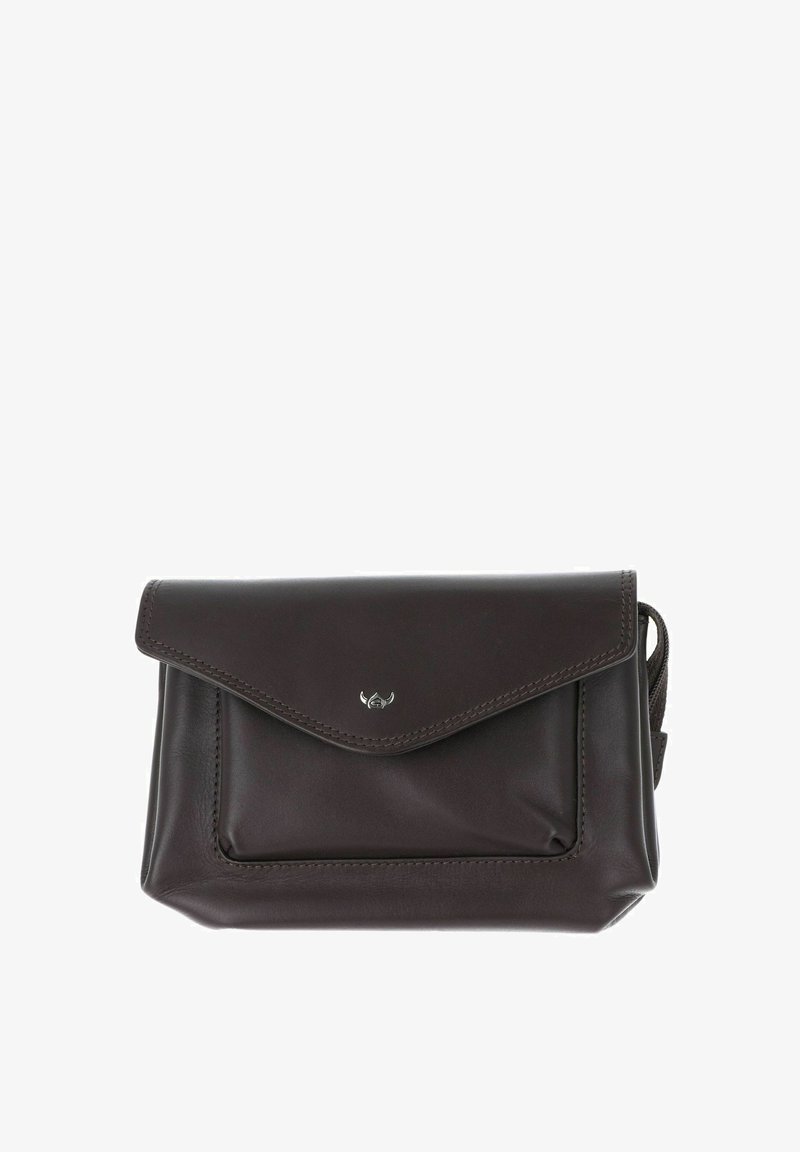 Pochette en cuir noir avec fermeture à rabat et petit emblème argenté centré sur le rabat, présentée sur fond blanc.